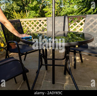 Pulizia di mobili da giardino. Foto Stock