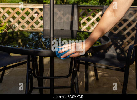 Pulizia di mobili da giardino. Foto Stock