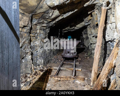 Carrello in un tunnel incompiuto, Jersey War Tunnels, Isole del Canale Foto Stock