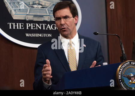 Stati Uniti Il Segretario della Difesa Mark T. Esper e il presidente del Comune di capi di Stato Maggiore, Marine Corps gen. Joe Dunford, tenere un briefing con la stampa al Pentagono a Washington, D.C., Sett. 20, 2019. (DoD foto di Lisa Ferdinando) Foto Stock