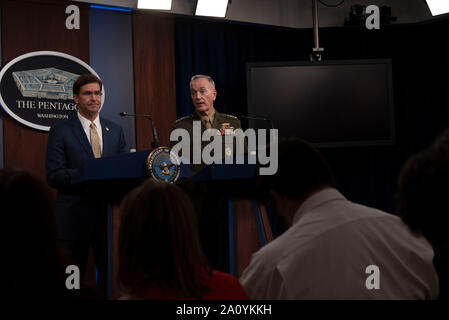 Stati Uniti Il Segretario della Difesa Mark T. Esper e il presidente del Comune di capi di Stato Maggiore, Marine Corps gen. Joe Dunford, tenere un briefing con la stampa al Pentagono a Washington, D.C., Sett. 20, 2019. (DoD foto di Lisa Ferdinando) Foto Stock