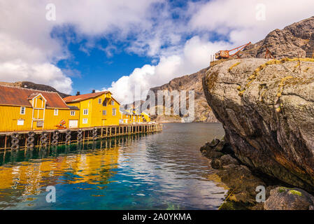 Viste di Nusfjord villaggio e i suoi dintorni in una giornata nuvolosa Foto Stock