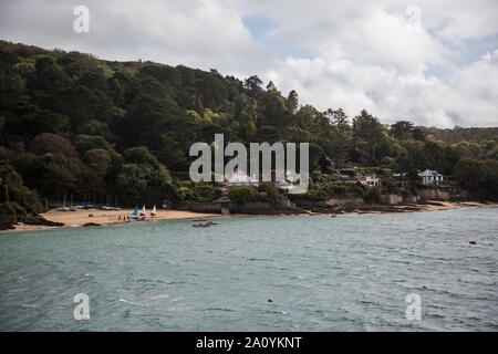 Vista di Salcombe estuario sulla parte soleggiata, parte nuvoloso giorno in estate, inglese località balneare di Salcombe Devon Foto Stock