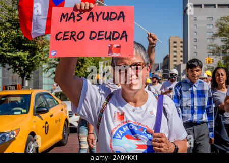 New York, Stati Uniti d'America. Il 22 settembre, 2019. Centinaia di Puerto Ricans vestite di bianco ha partecipato su una silenziosa processione portando cartelli e striscioni per le strade di New York il 22 settembre 2019 per mettere a fuoco la nazione attenzione su questa ottusa e craven abbandono degli STATI UNITI I cittadini di Porto Rico sta ancora lottando per la sopravvivenza dopo il passaggio dell uragano Maria. Credito: Erik McGregor/ZUMA filo/Alamy Live News Foto Stock