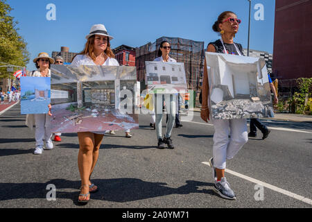 New York, Stati Uniti d'America. Il 22 settembre, 2019. Centinaia di Puerto Ricans vestite di bianco ha partecipato su una silenziosa processione portando cartelli e striscioni per le strade di New York il 22 settembre 2019 per mettere a fuoco la nazione attenzione su questa ottusa e craven abbandono degli STATI UNITI I cittadini di Porto Rico sta ancora lottando per la sopravvivenza dopo il passaggio dell uragano Maria. Credito: Erik McGregor/ZUMA filo/Alamy Live News Foto Stock