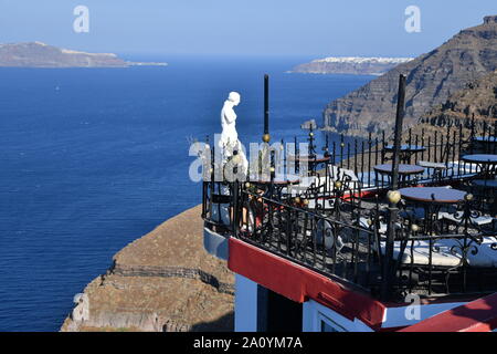 Ristorante sul tetto in Fira, Santorini, Grecia Foto Stock