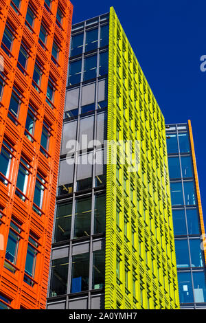 Colorata facciata di edificio di Central Saint Giles progettato dall'architetto italiano Renzo Piano, St Giles, London, Regno Unito Foto Stock