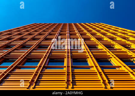 Colorata facciata di edificio di Central Saint Giles progettato dall'architetto italiano Renzo Piano, St Giles, London, Regno Unito Foto Stock