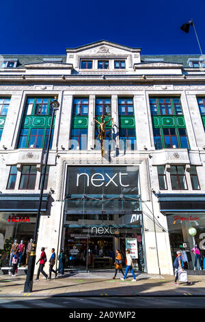 Parte anteriore del prossimo rivenditore di abbigliamento flagship store su Oxford Street, London, Regno Unito Foto Stock