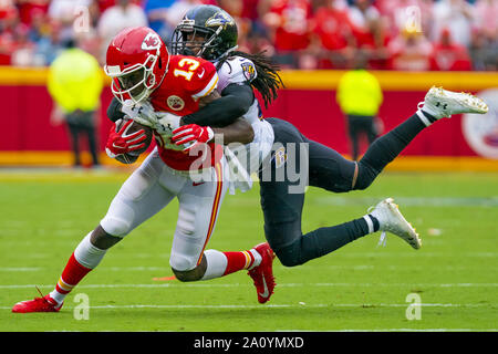 Kansas City Chiefs wide receiver Byron Pringle (13) è tirato giù dalla Baltimore Ravens cornerback Maurice Canady (26) nel terzo trimestre di Arrowhead Stadium di Kansas City, Missouri Domenica, Settembre 22, 2019. Foto di Kyle Rivas/UPI Foto Stock