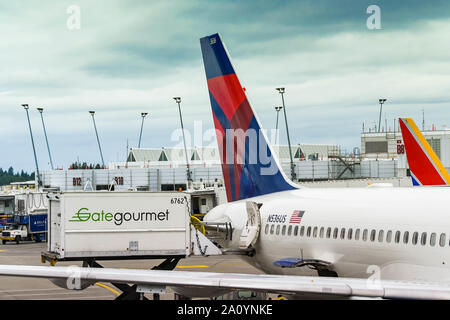 Seattle TACOMA AIRPORT, WA, USA - GIUGNO 2018: Gate Gourmet sollevatore idraulico camion caricamento cibo e altri rifornimenti di catering su un jet Delta Airlines Foto Stock