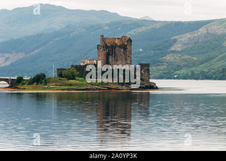 Dornie, Scozia; 27 Agosto 2019: Dettaglio di Eilean Donan Castle e la sua riflessione sul lago Foto Stock