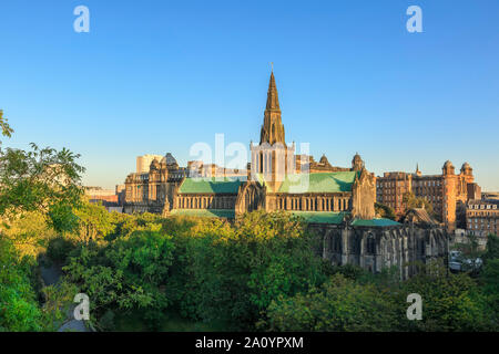 La mattina presto il sole scende al dodicesimo secolo la Cattedrale di Glasgow. Foto Stock