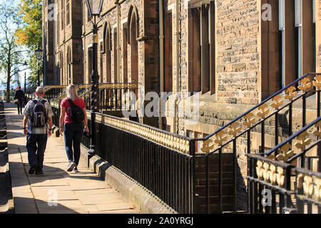 Due turisti prendere i punti di interesse a professori Square nella motivazione della Università di Glasgow Foto Stock