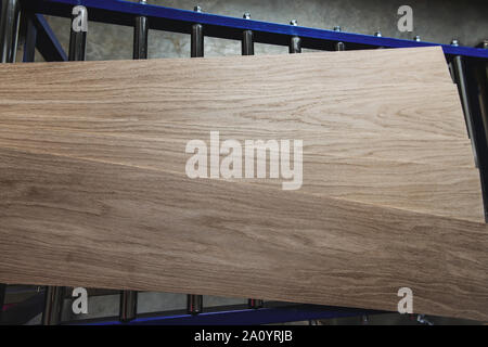 Cinque campioni di fogli di legno in fabbrica. Materiale naturale la posa sul metallo attrezzature. Macchine per la lavorazione del legno prodotti. Foto Stock