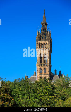 L'iconico Edificio principale dell'Università di Glasgow visto dal Kelvingrove Foto Stock