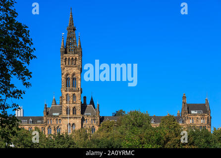 L'iconico Edificio principale dell'Università di Glasgow visto dal Kelvingrove Foto Stock