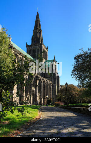 Il percorso che conduce al lato ingresso della cattedrale di Glasgow in inizio di mattina di sole. Foto Stock