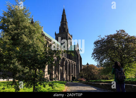 L'imponente Glasgow Cathdedral bagnata all'inizio di mattina di sole. Foto Stock