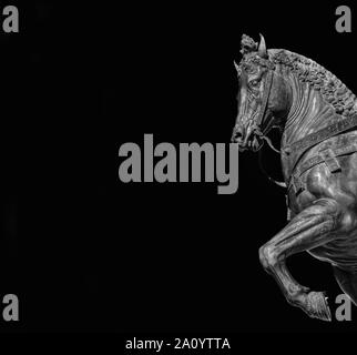 War Horse da Bartolomeo Colleoni monumento equestre a Venezia, espressi da artista rinascimentale Verrocchio nel XV secolo (in bianco e nero con copia Foto Stock