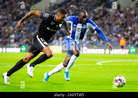 FC Porto il giocatore Moussa Marega (R) e Santa Clara il giocatore César M. (L) sono visto in azione durante la partita per il round 6 del portoghese primo campionato a Dragon Stadium il 22 di settembre, 2019 a Porto, Portogallo. Foto Stock