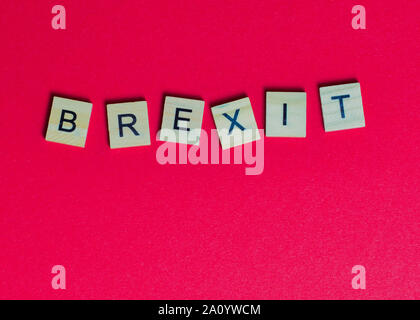 Parola Brexit prevista con lettere in legno su uno sfondo rosso Foto Stock