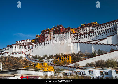 Palazzo del Potala è uno dei la maggior parte dei luoghi santi in tutti del Tibet per i buddisti tibetani, ed è la sede del Dalai Lama. Foto Stock