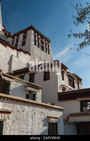 Palazzo del Potala è uno dei la maggior parte dei luoghi santi in tutti del Tibet per i buddisti tibetani, ed è la sede del Dalai Lama. Foto Stock