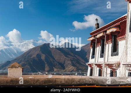 Palazzo del Potala è uno dei la maggior parte dei luoghi santi in tutti del Tibet per i buddisti tibetani, ed è la sede del Dalai Lama. Foto Stock