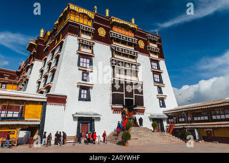 Palazzo del Potala è uno dei la maggior parte dei luoghi santi in tutti del Tibet per i buddisti tibetani, ed è la sede del Dalai Lama. Foto Stock