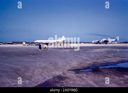 RAF trasporto comando Comet passeggeri jet e due Blackburn Beverly pesanti di trasporto aereo sul tarmac a RAF Sharjah nel 1962. Foto Stock