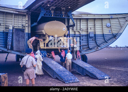 Il trasporto merci essendo spento caricato da un Beverley trasporti pesanti aerei operati dalla Royal Air Force Il trasporto del comando a RAF Sharjah negli EMIRATI ARABI UNITI. Foto Stock