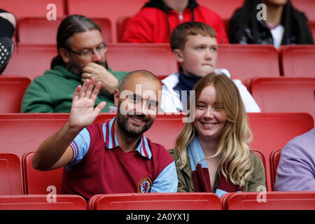 Londra, Regno Unito. Il 22 settembre, 2019. Un Aston Villa la ventola che assomiglia al Manchester City manager Pep Guardiola visto durante il match di Premier League tra Arsenal e Aston Villa all'Emirates Stadium di Londra, Inghilterra il 22 settembre 2019. Foto di Carlton Myrie/prime immagini multimediali. Credito: prime immagini multimediali/Alamy Live News Foto Stock