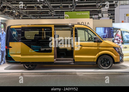 Francoforte, Germania - Settembre 2019: giallo MOIA elettrico BUS da Volkswagen VW per Habmurg, IAA International Motor Show Auto fieristico. Foto Stock