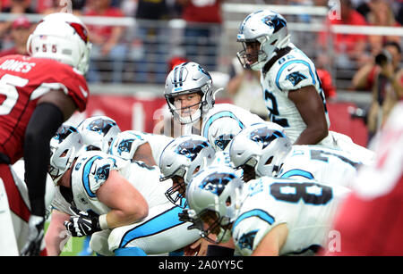 Glendale, Stati Uniti d'America. Il 22 settembre, 2019. Carolina Panthers' quarterback Kyle Allen (C) è verso il basso sotto il centro nel secondo trimestre delle Pantere gioco con l'Arizona Cardinals a State Farm Stadium di Glendale, Arizona Domenica, Settembre 22, 2019. Foto di arte Foxall/UPI Credito: UPI/Alamy Live News Foto Stock