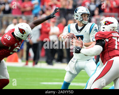 Glendale, Stati Uniti d'America. Il 22 settembre, 2019. Arizona Cardinals' Chandler Jones (L) è circa per battere la palla allentato dalla Carolina Panthers' Kyle Allen per un fumble nel primo trimestre a State Farm Stadium di Glendale, Arizona Domenica, Settembre 22, 2019. Jones ha recuperato il fumble. Foto di arte Foxall/UPI Credito: UPI/Alamy Live News Foto Stock