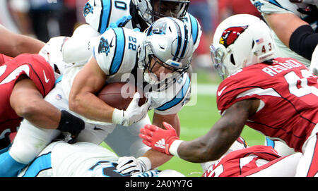 Glendale, Stati Uniti d'America. Il 22 settembre, 2019. Carolina Panthers' di Christian McCaffrey mette la sua testa in basso come egli preleva yardage nel primo trimestre delle Pantere gioco con l'Arizona Cardinals a State Farm Stadium di Glendale, Arizona Domenica, Settembre 22, 2019. Foto di arte Foxall/UPI Credito: UPI/Alamy Live News Foto Stock