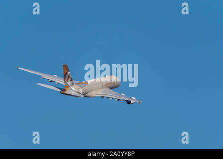 Etihad Airbus A380 super jumbo aereo di linea A6-APE decolla dall'aeroporto Heathrow di Londra, Londra, Regno Unito in cielo blu Foto Stock