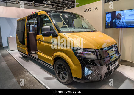 Francoforte, Germania - Settembre 2019: giallo MOIA elettrico BUS da Volkswagen VW per Habmurg, IAA International Motor Show Auto fieristico. Foto Stock