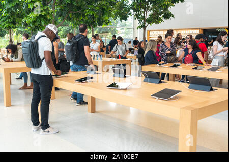 Aventura, in Florida, Stati Uniti d'America - 20 Settembre 2019: Apple store in Aventura Mall al primo giorno di inizio ufficialmente la vendita iPhone 11, iPhone 11 Pro e Foto Stock