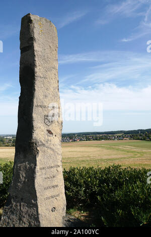 Matthiassäule auf der Anhöhe Irnicher Berg bei Schwerfen mit der Inschrift Abtei San Matthias,Burg Ramstein,Malberg,Büdesheim und Lissendorf, Zülpich, Foto Stock