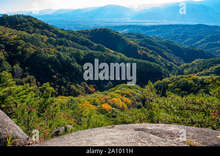 A sud delle Alpi Giapponesi Montagne Paesaggio vista, il verde dei boschi in primo piano, cielo blu e nuvole bianche in background. Shosenkyo stazione di osservazione Foto Stock