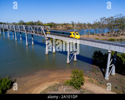 Queensland viaggi in treno Il treno ha preso servizio del treno dal Rockhampton a Brisbane attraversando il fiume Burnett a Bundaberg Queensland Australia Foto Stock