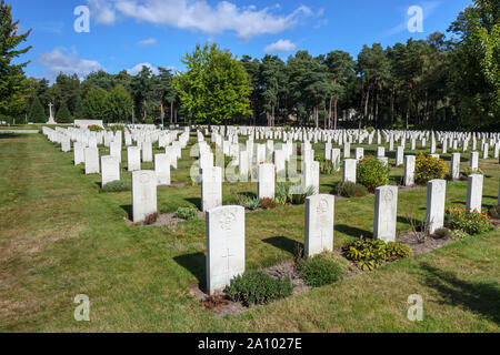 Righe di lapidi e croce nella sezione canadese del cimitero militare di Brookwood cimitero di Pirbright, Woking, Surrey, Inghilterra sudorientale, REGNO UNITO Foto Stock