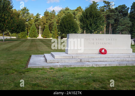 Memorial, lapidi e croce nella sezione canadese del cimitero militare di Brookwood cimitero di Pirbright, Woking, Surrey, Inghilterra del sud-est Foto Stock