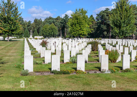 Righe di lapidi e croce nella sezione canadese del cimitero militare di Brookwood cimitero di Pirbright, Woking, Surrey, Inghilterra sudorientale, REGNO UNITO Foto Stock