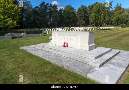 Inscritto memorial e lapidi nella sezione canadese del cimitero militare di Brookwood cimitero di Pirbright, Woking, Surrey, SE Inghilterra, Regno Unito Foto Stock