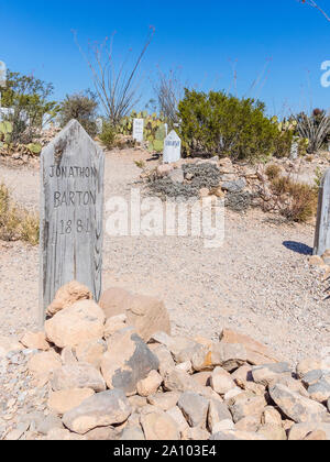 Tomba di marcatori di fuorilegge, pistoleri e altri nel XIX secolo Boothill cimitero in oggetto contrassegnato per la rimozione definitiva, Arizona. Foto Stock