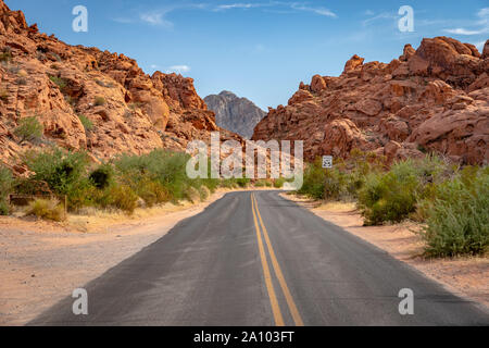 La strada attraverso la Valle del Fuoco del parco statale, Nevada, STATI UNITI D'AMERICA Foto Stock