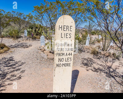 Tomba di legno di pietra con le parole "Qui giace Lester Moore, quattro tondi da 44, non meno, non più,' nel cimitero Boothill in oggetto contrassegnato per la rimozione definitiva, Arizona. Foto Stock